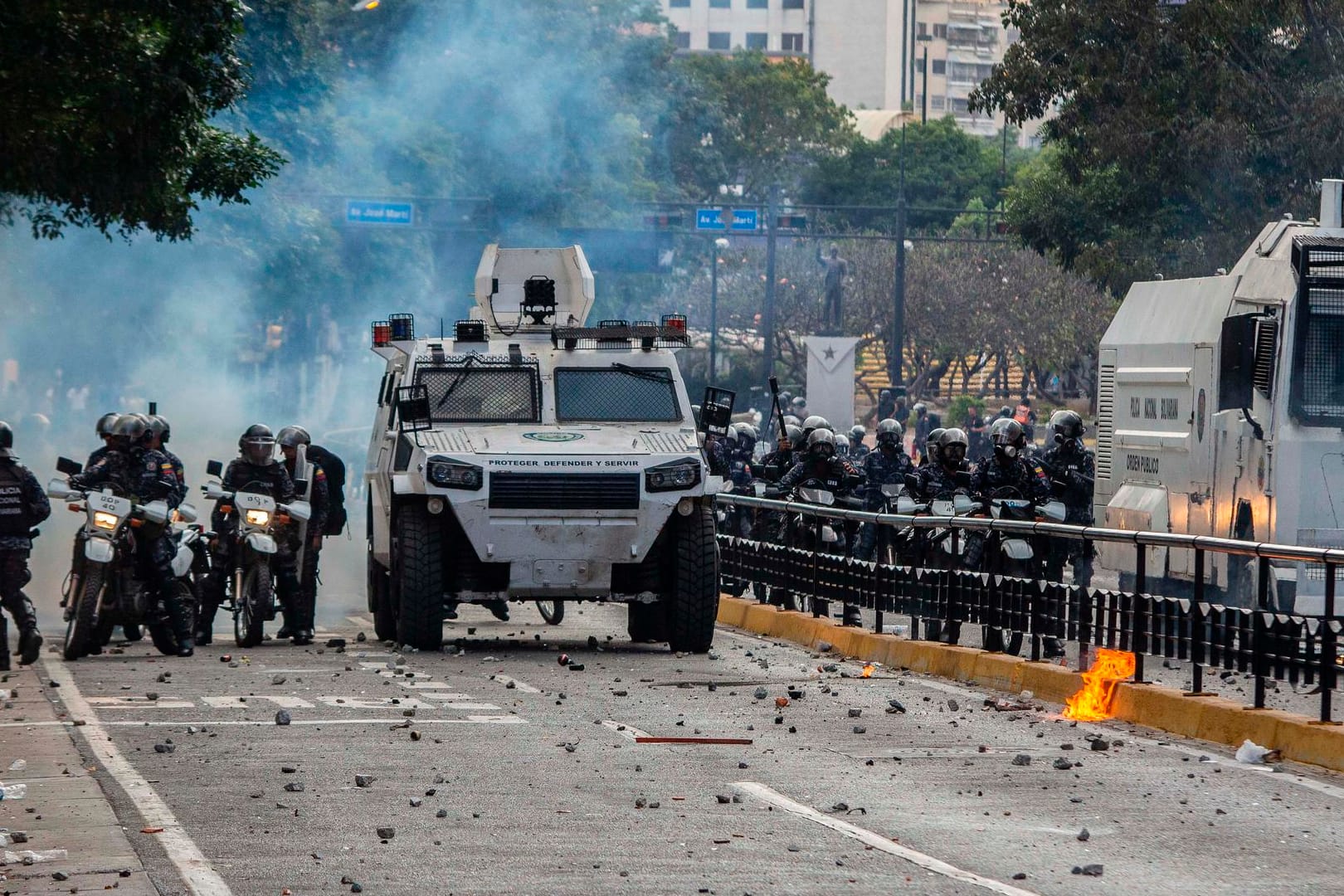 Zusammenstöße in Venezuelas Hauptstadt: Tausende Menschen gingen auf die Straßen gegen die Regierung des Präsidenten Maduro.