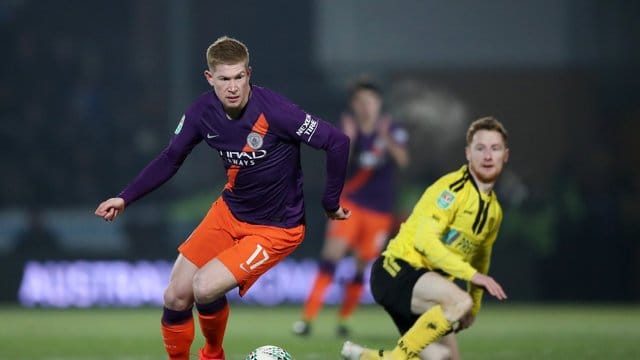 Manchesters Kevin De Bruyne (l) hat sich mit dem Ball gegen Stephen Quinn von Burton Albion durchgesetzt. Manchesters Kevin De Bruyne (l) hat sich mit dem Ball gegen Stephen Quinn von Burton Albion durchgesetzt.