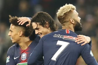 PSG-Spieler Edinson Cavani (M) freut sich mit Thilo Kehrer (l) und Eric Maxim Choupo-Moting über sein Tor gegen Straßburg.