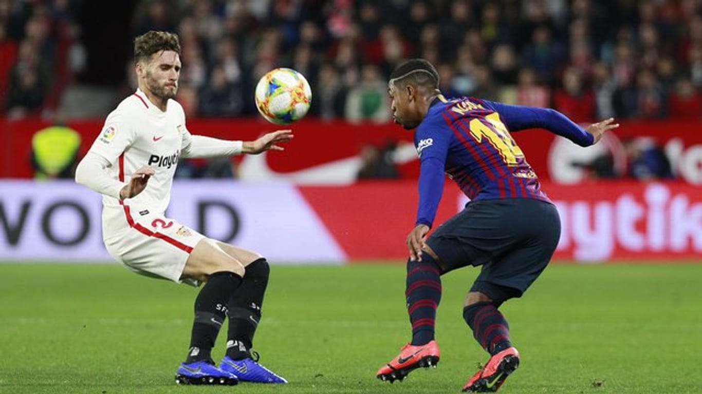 Sergi Gomez (l) vom FC Sevilla kämpft mit Barcelonas Malcolm um den Ball.