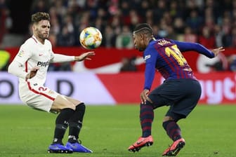 Sergi Gomez (l) vom FC Sevilla kämpft mit Barcelonas Malcolm um den Ball.
