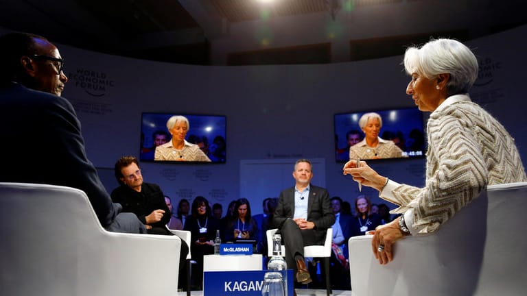Christine Lagarde in Davos mit Paul Kagame links und Bono von U2.