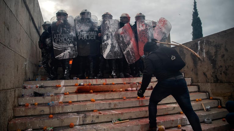 Polizisten schützen den Aufgang zum Parlament in Athen gegen Demonstranten.