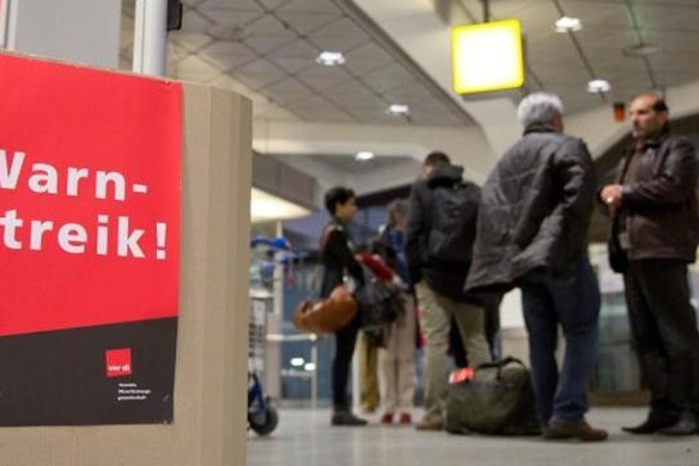 Verdi-Schild verweist auf Warnstreik am Flughafen: Nach einem Monat Pause und mehreren Warnstreiks haben sich Verdi und der Bundesverband der Luftsicherheitsunternehmen im Tarifkonflikt geeinigt.