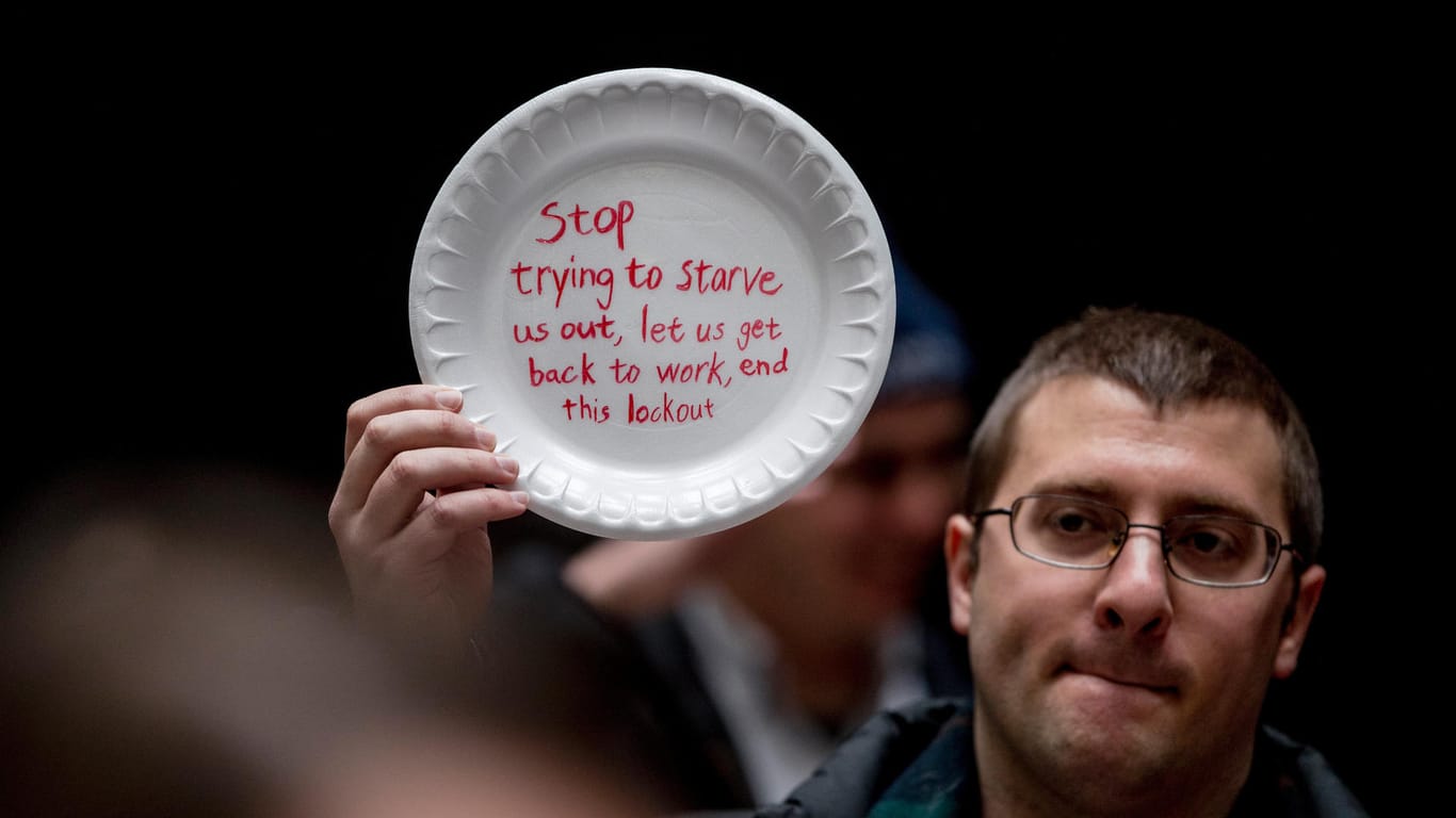 "Hört auf uns auszuhungern, lasst uns zurück an die Arbeit, beenendet diese Sperre": Ein Bundesbediensteter protestiert gegen die Haushaltssperre in den USA