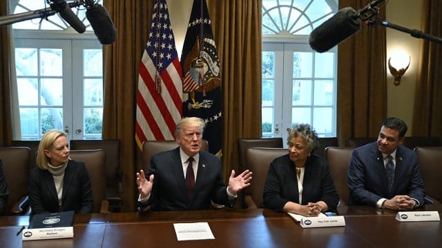 Donald Trump spricht im Kabinettsraum des Weißen Hauses, links Kirstjen Nielsen, Heimatschutzministerin.