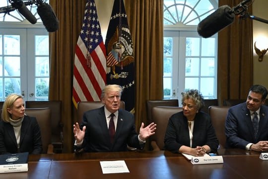 Donald Trump spricht im Kabinettsraum des Weißen Hauses, links Kirstjen Nielsen, Heimatschutzministerin.
