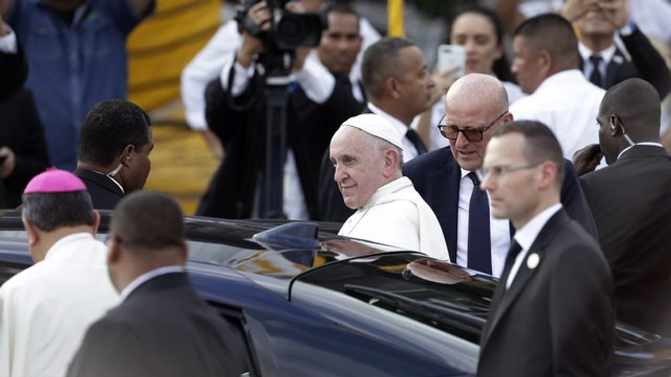Papst Franziskus nach seiner Ankunft am Flughafen Tocumen in Panama-Stadt.