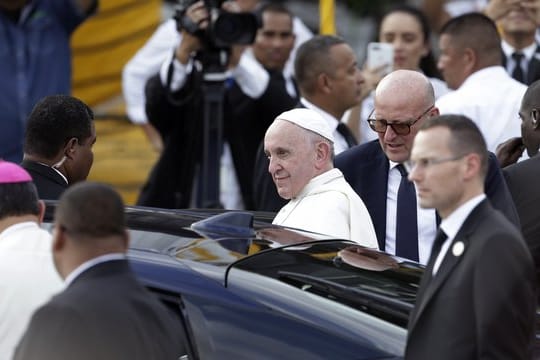 Papst Franziskus nach seiner Ankunft am Flughafen Tocumen in Panama-Stadt.
