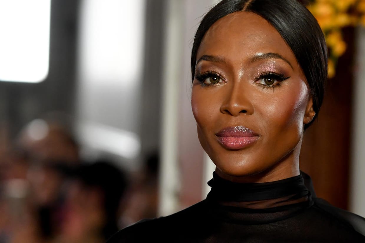 Naomi Campbell: Valentino schickte das Supermodel in Paris über den Laufsteg.