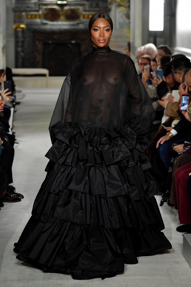 Bei der Valentino-Modenschau: Naomi Campbell zeigt sich selbstbewusst in einem transparenten Kleid.