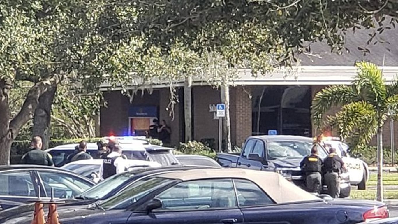 Ein Mann hat bei einem mutmaßlichen Raubüberfall auf eine Bank in der US-Stadt Sebring (Florida) mindestens fünf Menschen erschossen.