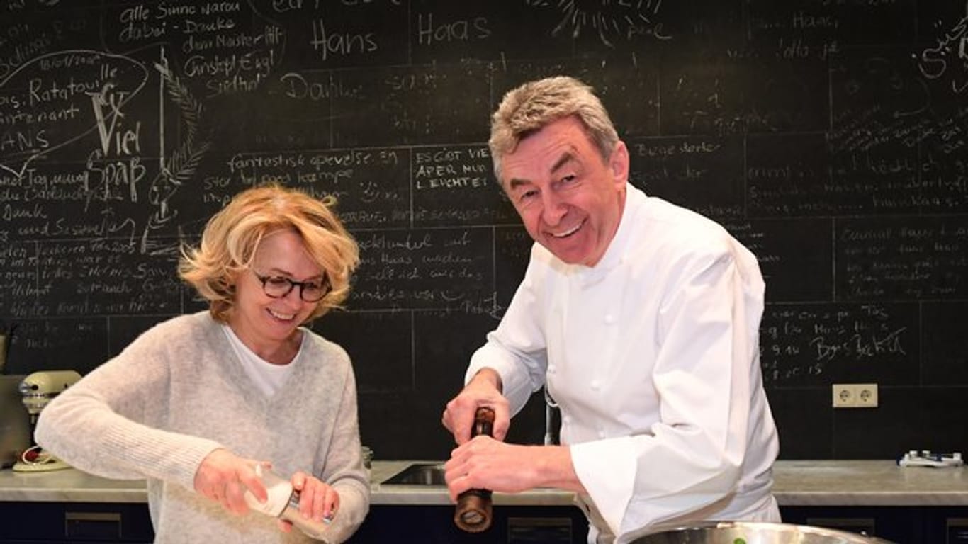 Gisela Schneeberger und Hans Haas haben Spaß in der Küche.