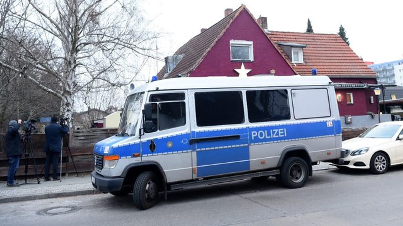 Die Polizei in Berlin und Brandenburg geht gegen eine internationale Waffenschmuggler-Bande vor.