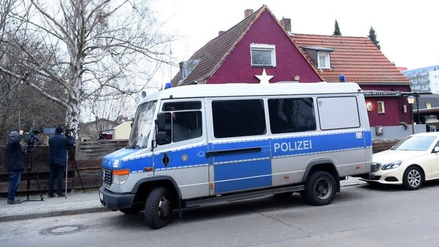 Die Polizei in Berlin und Brandenburg geht gegen eine internationale Waffenschmuggler-Bande vor.