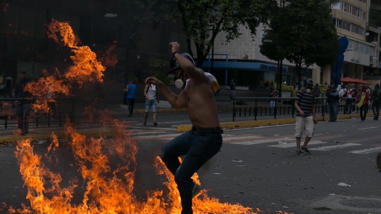 Zahlreiche Menschen demonstrieren gegen die Regierung in Venezuela.