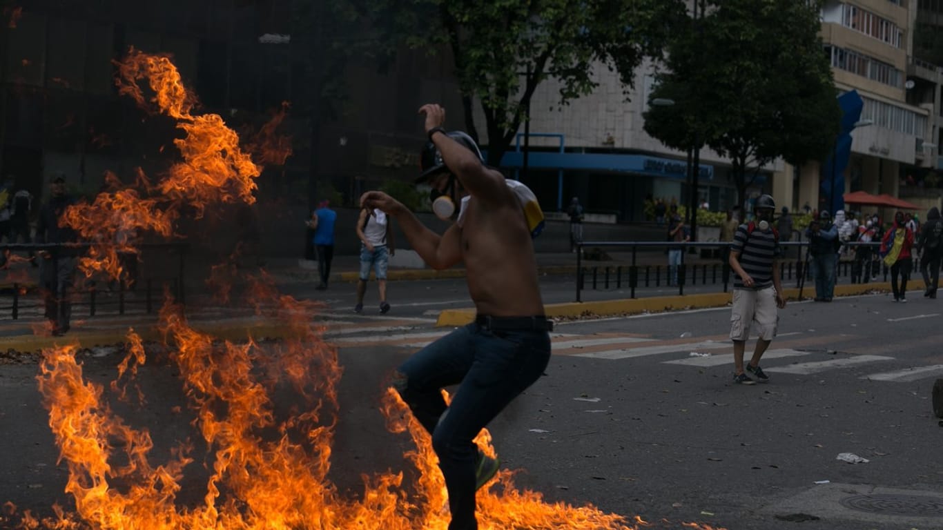 Zahlreiche Menschen demonstrieren gegen die Regierung in Venezuela.