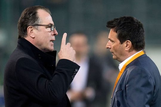 Schalke-Aufsichtsratschef Clemens Tönnies (l) und Sportdirektor Christian Heidel im Gespräch.