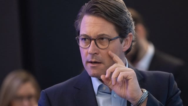 Bundesverkehrsminister Andreas Scheuer (CSU) spricht bei einem Pressefrühstück zu Journalisten.