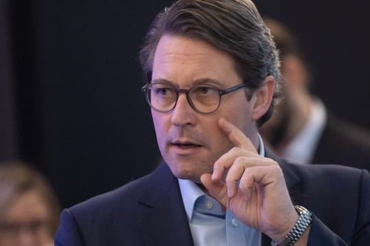Bundesverkehrsminister Andreas Scheuer (CSU) spricht bei einem Pressefrühstück zu Journalisten.