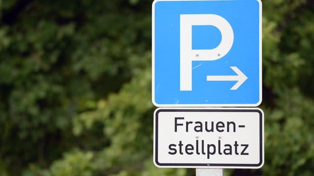 Stellen männliche Autofahrer ihr Fahrzeug auf einem Frauenstellplatz ab, können sie dafür laut StVO nicht belangt werden.