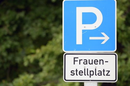 Stellen männliche Autofahrer ihr Fahrzeug auf einem Frauenstellplatz ab, können sie dafür laut StVO nicht belangt werden.