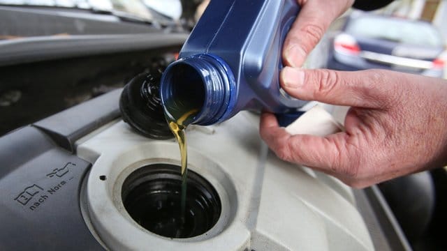 Läuft wie geschmiert: Wer frisches Öl nachfüllen muss, sollte sich streng an die Herstellerangaben.