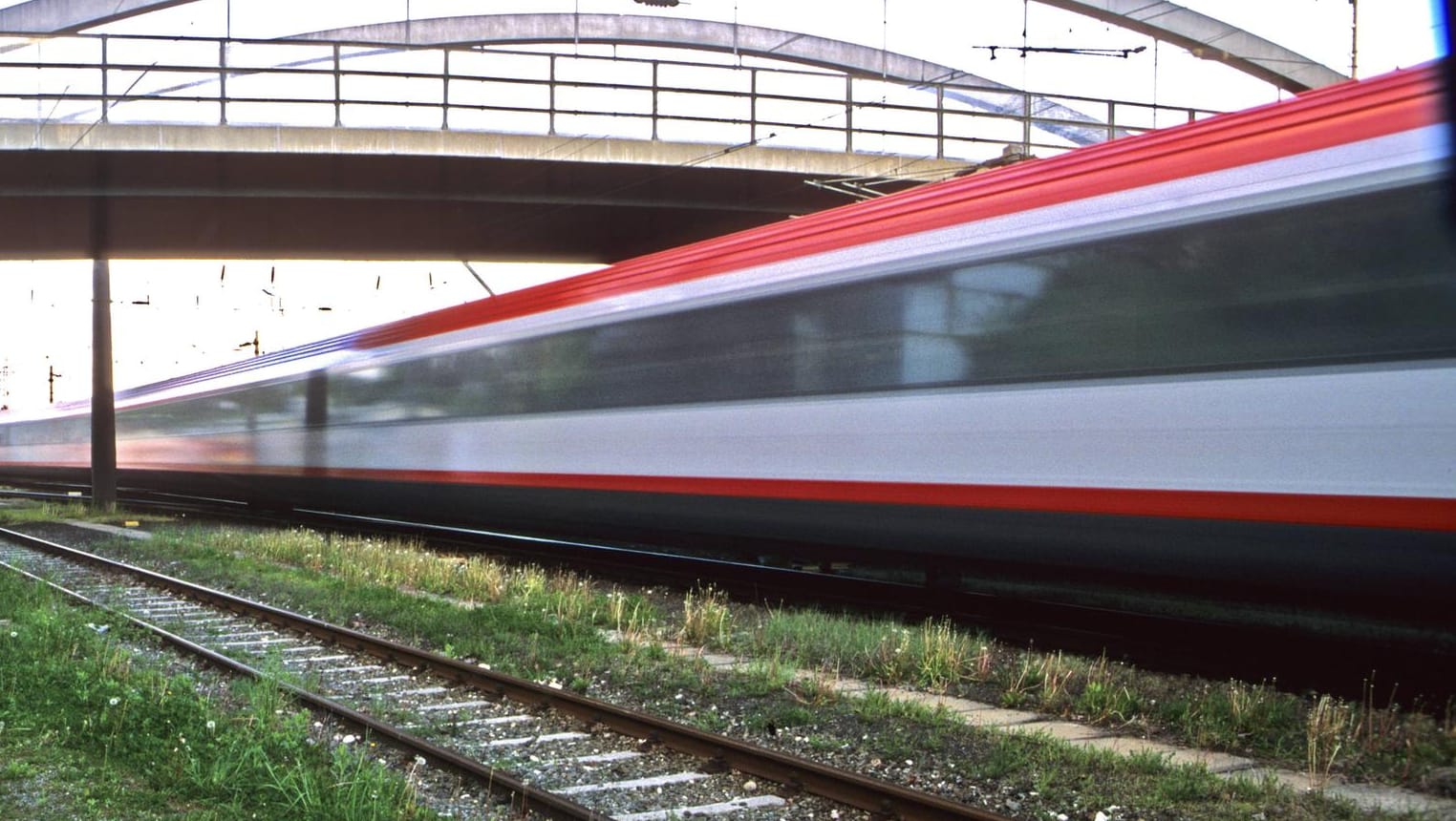 Zug in voller Fahrt: Ein Mann sprang nach einer Zigarettenpause auf die Kupplung eines Zuges.