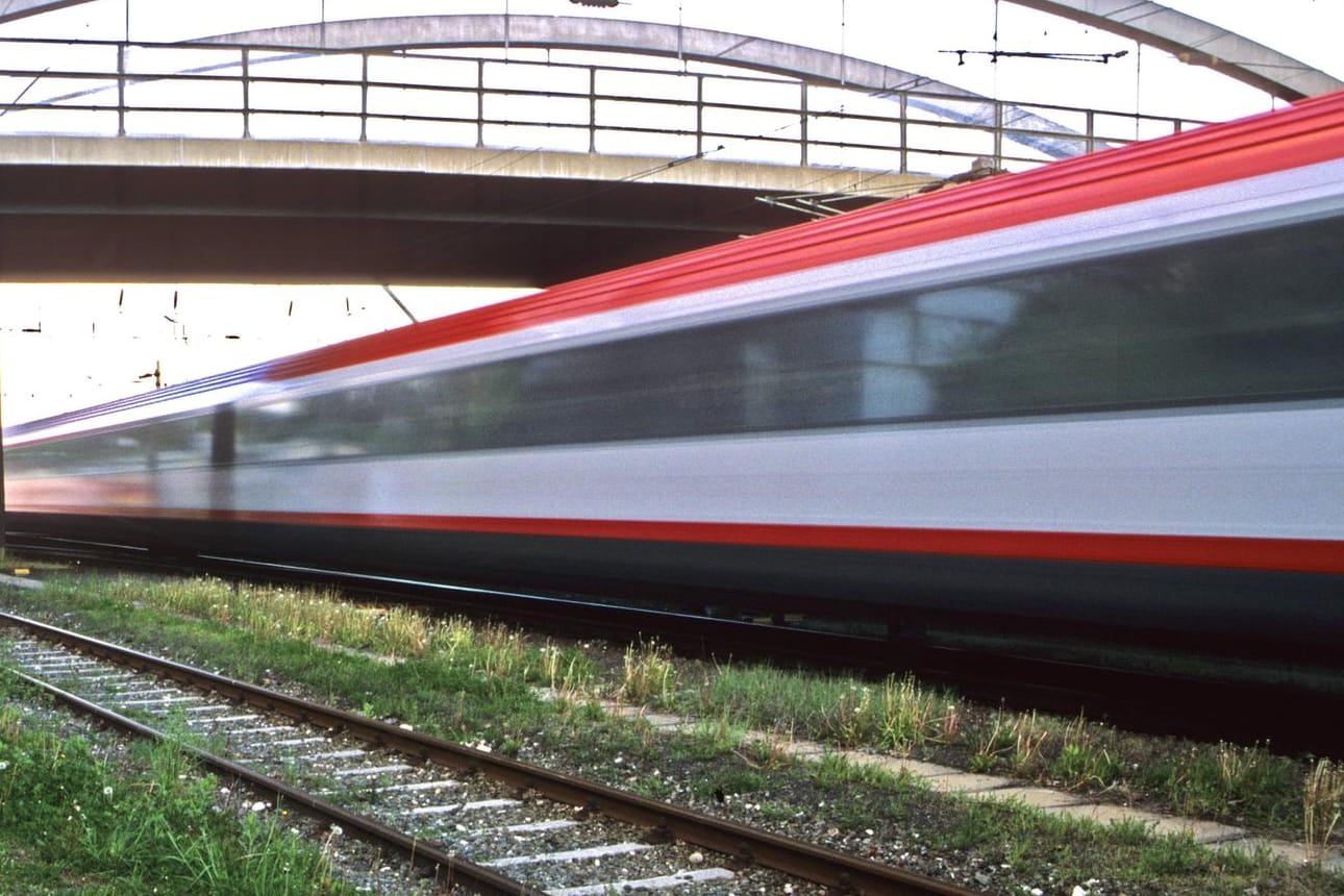 Zug in voller Fahrt: Ein Mann sprang nach einer Zigarettenpause auf die Kupplung eines Zuges.