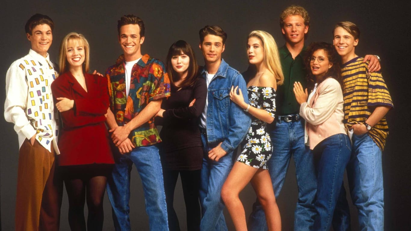"Beverly Hills, 90210": Von 1990 bis 2000 flimmerte die von Aaaron Spelling produzierte Kultserie über die Bildschirme. Mit dabei: Gabrielle Carteris (mit Brille) als Andrea Zuckerman.