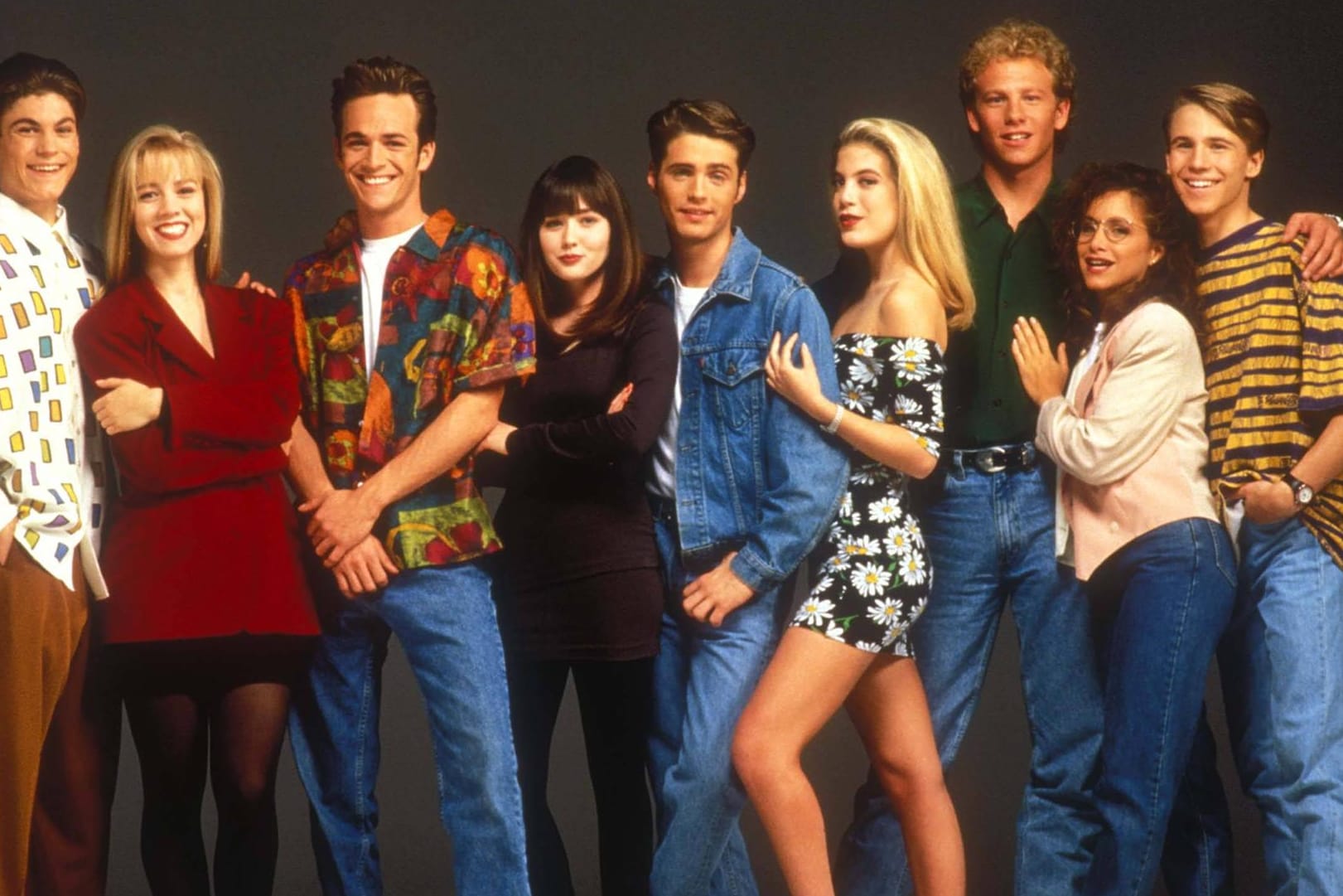 "Beverly Hills, 90210": Von 1990 bis 2000 flimmerte die von Aaaron Spelling produzierte Kultserie über die Bildschirme. Mit dabei: Gabrielle Carteris (mit Brille) als Andrea Zuckerman.