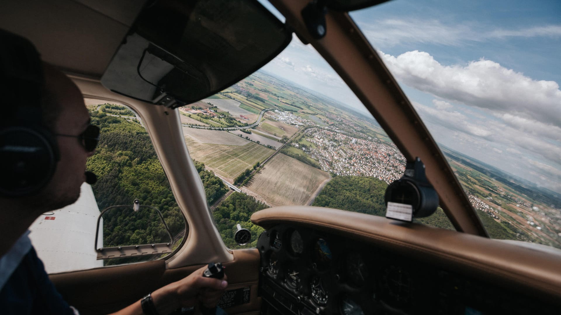 Platz direkt neben dem Piloten: Was sonst nicht geht, ist bei den Angeboten der Mitflugzentralen möglich.