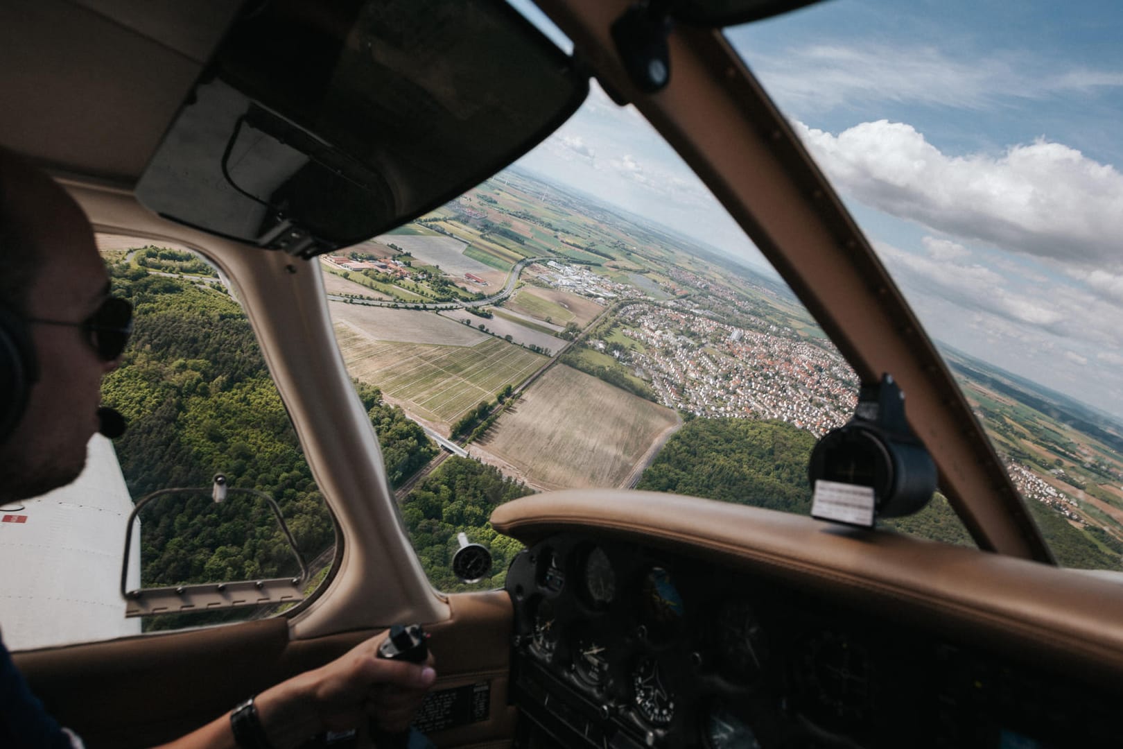 Platz direkt neben dem Piloten: Was sonst nicht geht, ist bei den Angeboten der Mitflugzentralen möglich.