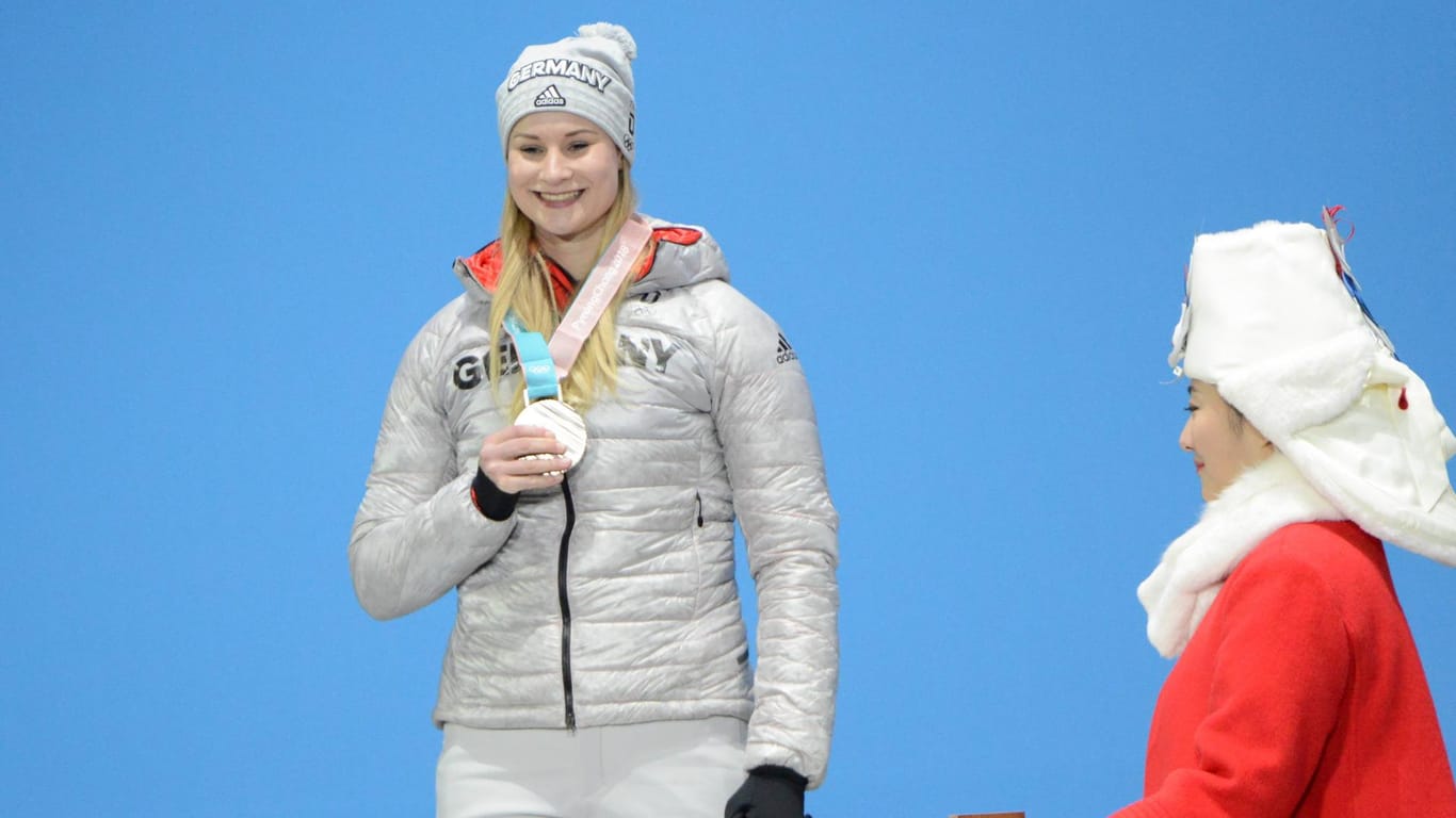 Der größte Erfolg: Dajana Eitberger nach dem Gewinn der Silbermedaille bei den Olympischen Winterspielen in Pyeongchang 2018.