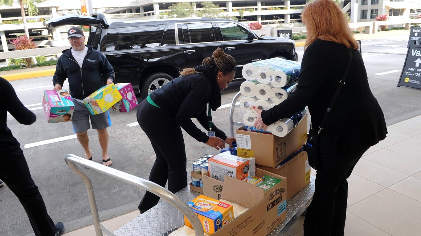 Orlando, Florida, im Januar 2019: Am Flughafen laden Freiwillige gespendete Lebensmittel auf einen Wagen. Damit sollen die Mitarbeiter versorgt werden, die wegen der US-Haushaltssperre seit einem Monat nicht mehr bezahlt werden.Trotz des Zwangsurlaubs kommen sie jeden Tag zur Arbeit.