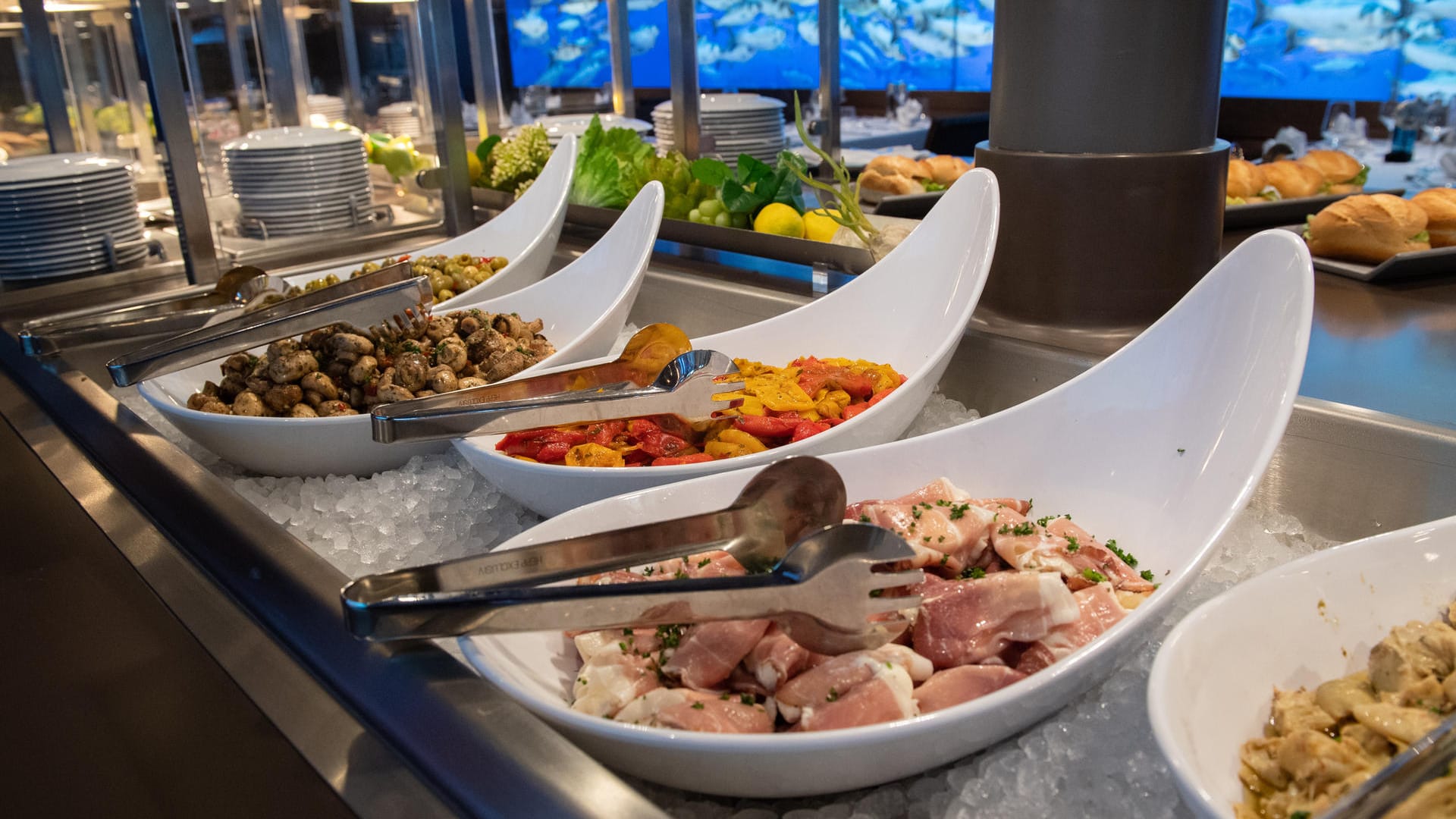 Buffet auf der "Aida Nova": Die Reederei verkleinert gegen Ende der Öffnungszeiten die Schalen, damit weniger Lebensmittel in den Müll gehen.