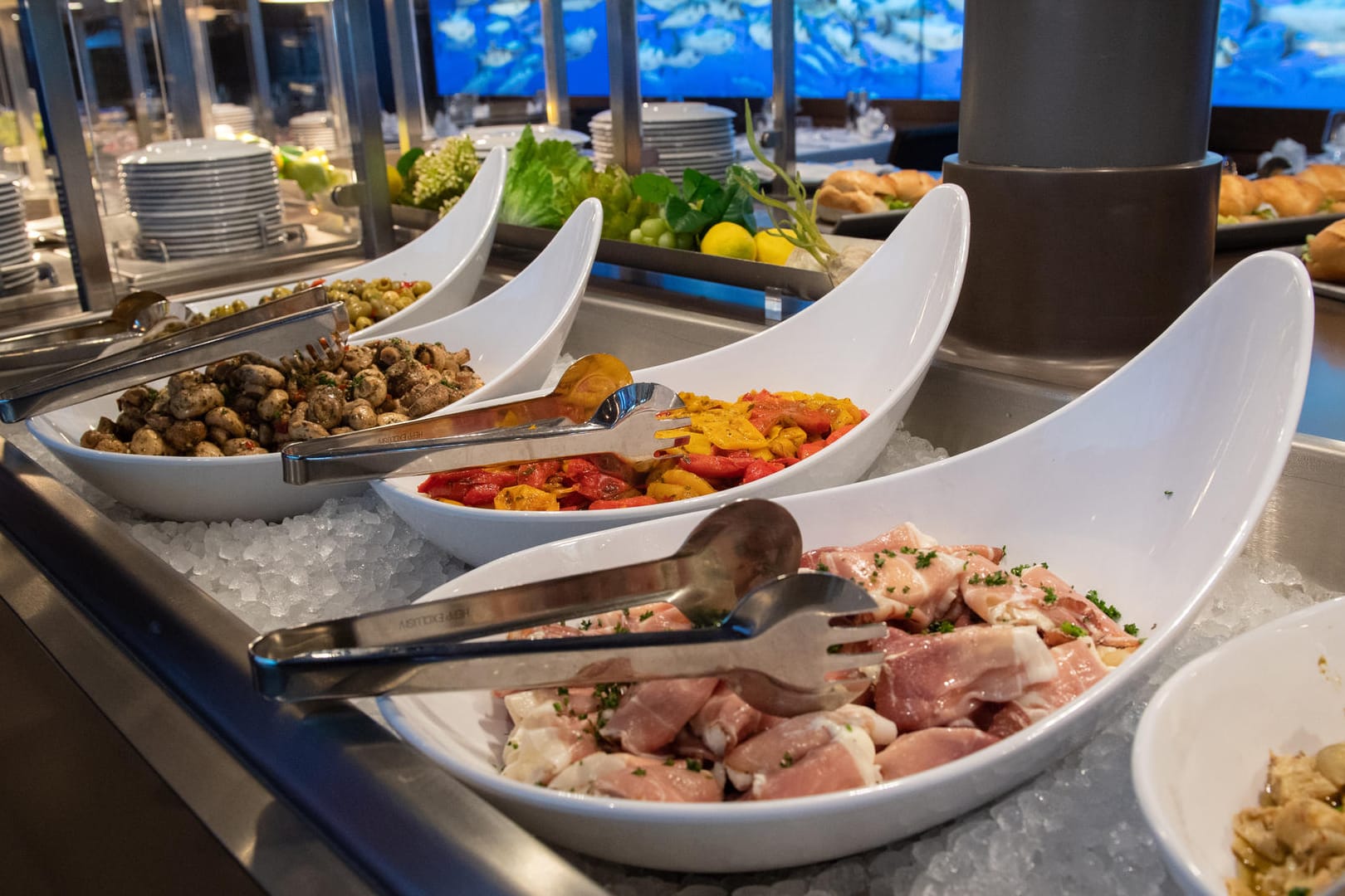 Buffet auf der "Aida Nova": Die Reederei verkleinert gegen Ende der Öffnungszeiten die Schalen, damit weniger Lebensmittel in den Müll gehen.