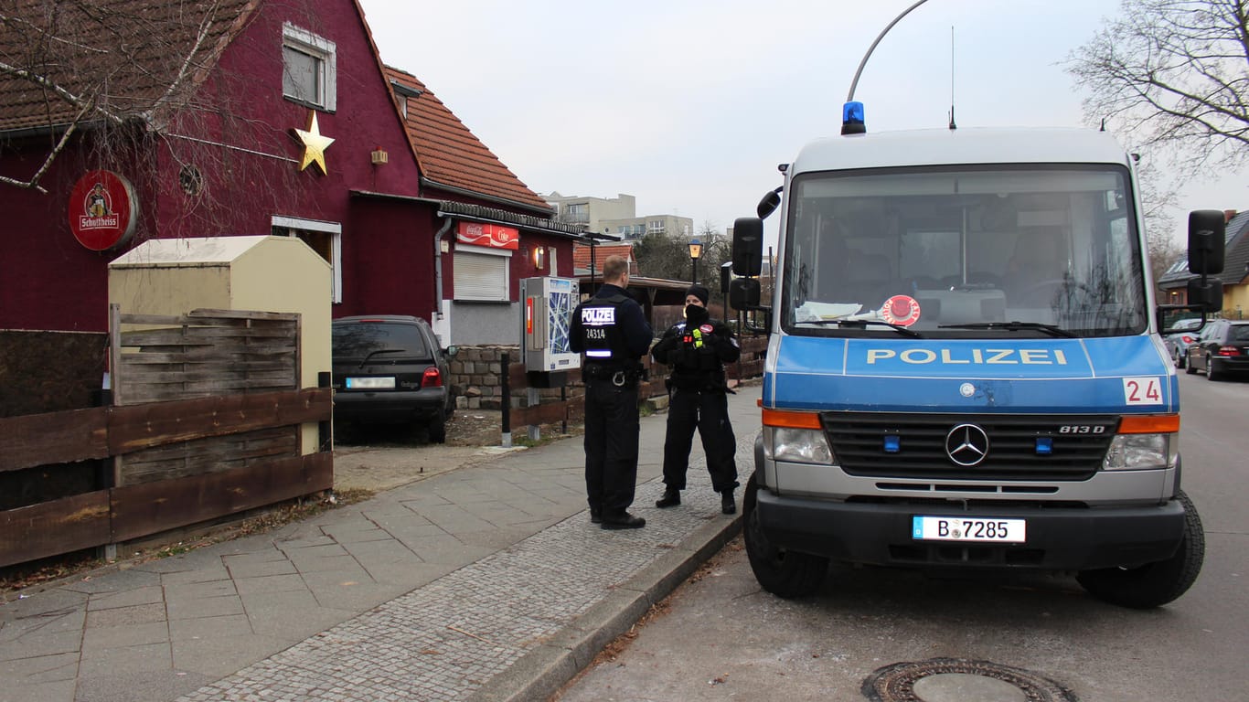 Polizisten vor einer Kneipe in Spandau: Bei der Durchsuchung mehrerer Objekte wurden zehn Verdächtige festgenommen.