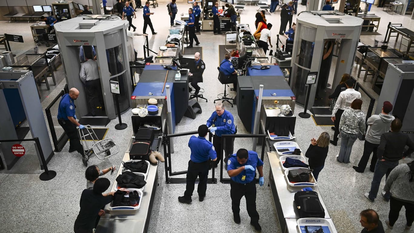 Arbeiten für Amerika: Die Mitarbeiter der TSA, der Sicherheitsbehörde an Flughäfen in den USA, arbeiten aktuell ohne Bezahlung. Ohne sie müssten die Flughäfen stillgelegt werden.