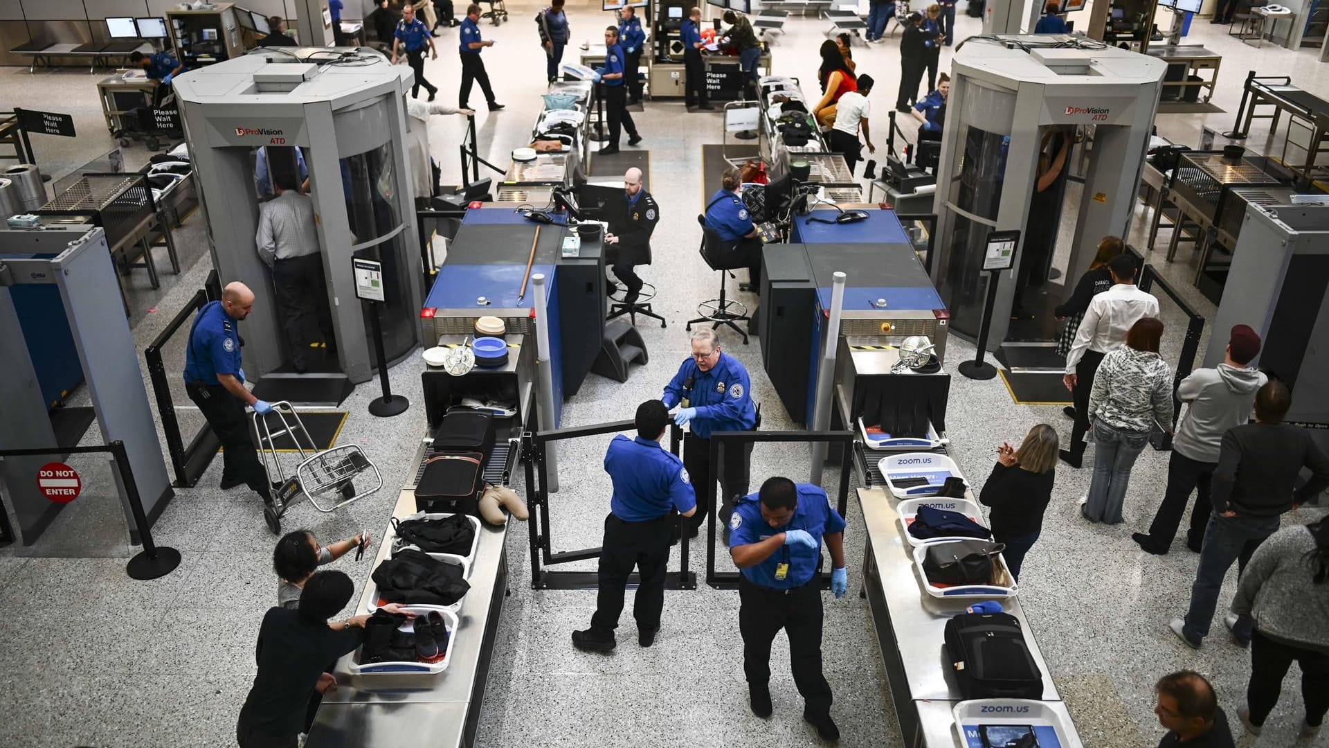 Arbeiten für Amerika: Die Mitarbeiter der TSA, der Sicherheitsbehörde an Flughäfen in den USA, arbeiten aktuell ohne Bezahlung. Ohne sie müssten die Flughäfen stillgelegt werden.