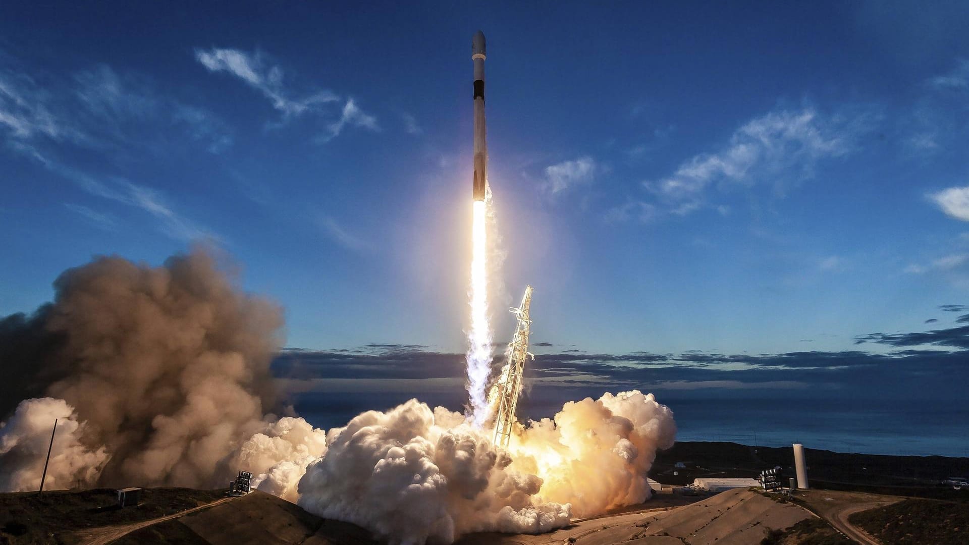 Eine "Falcon 9"-Rakete von der US-Firma SpaceX: Die FDP kritisiert, dass für Bundeswehr-Satelliten nicht die deutsch-französische "Ariane"-Raketen verwendet werden.