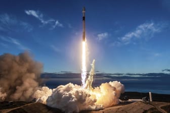 Eine "Falcon 9"-Rakete von der US-Firma SpaceX: Die FDP kritisiert, dass für Bundeswehr-Satelliten nicht die deutsch-französische "Ariane"-Raketen verwendet werden.