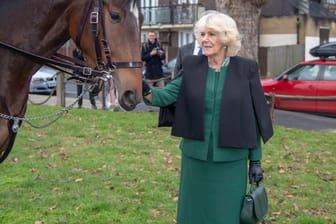 Herzogin Camilla: Bei einem Termin in London trug die Ehefrau von Prinz Charles ein besonderes Accessoire spazieren.