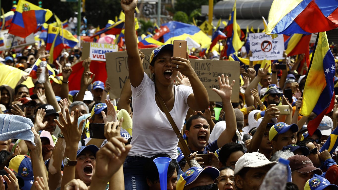 Tausende Menschen nehmen an einer Kundgebung gegen die Regierung von Prädident Maduro teil: Der Präsident des entmachteten venezolanischen Parlaments, Guaido, erklärte sich zum neuen Staatschef des Landes.