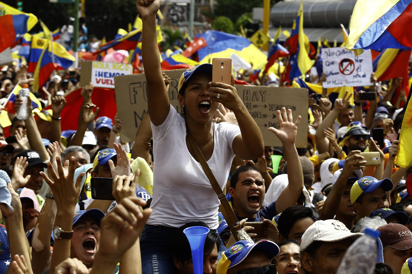 Tausende Menschen nehmen an einer Kundgebung gegen die Regierung von Prädident Maduro teil: Der Präsident des entmachteten venezolanischen Parlaments, Guaido, erklärte sich zum neuen Staatschef des Landes.