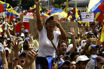 Tausende Menschen nehmen an einer Kundgebung gegen die Regierung von Prädident Maduro teil: Der Präsident des entmachteten venezolanischen Parlaments, Guaido, erklärte sich zum neuen Staatschef des Landes.