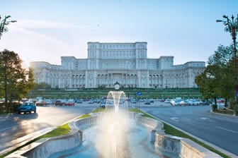 Parlamentspalast in Bukarest: Der Diktator ließ es als "Haus des Volkes" planen, was die Rumänen umdeuteten in "Haus des Sieges über das Volk".
