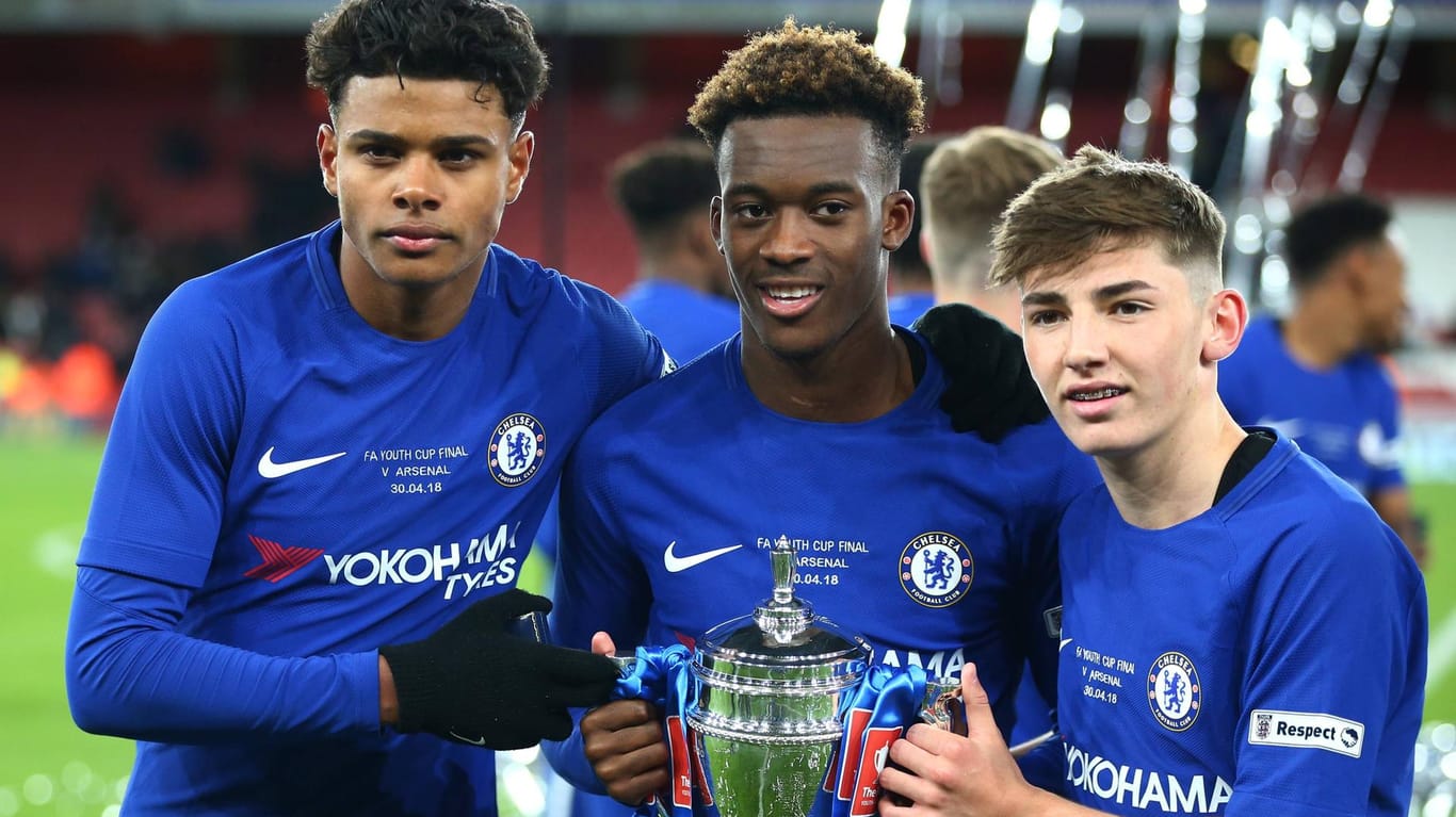 Ein stolzer Callum Hudon-Odoi (M.): Im April 2018 gewann er mit Chelseas U18 die FA Youth Trophy.