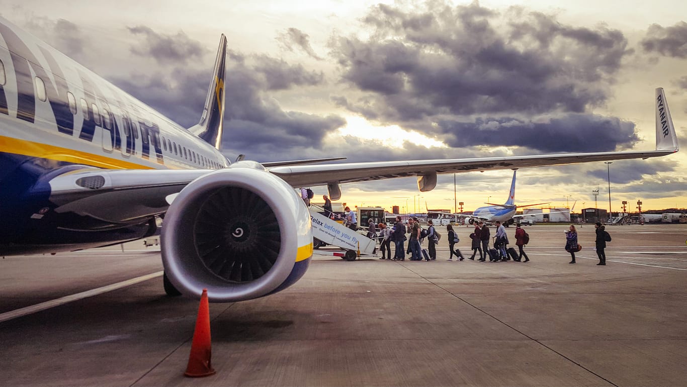 Maschine von Ryanair beim Boarding: Aufgrund des Brexit will der britische Billigflieger seine britischen Aktionäre loswerden.