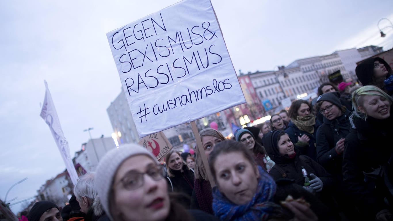 Demonstration am Weltfrauentag 2018: Der Frauentag wurde auf Anregung der deutschen Sozialdemokratin Clara Zetkin erstmals 1911 organisiert.